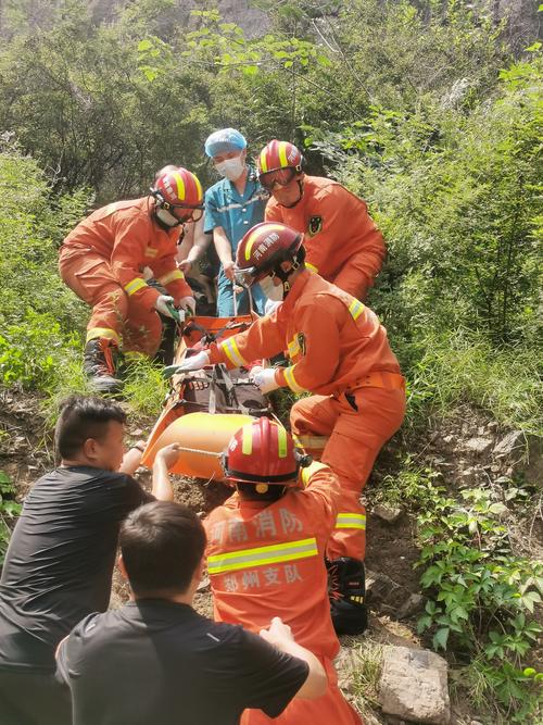 新奥今晚买什么和教授雨夜爬山坠崖与教授雨夜爬山坠崖的故事